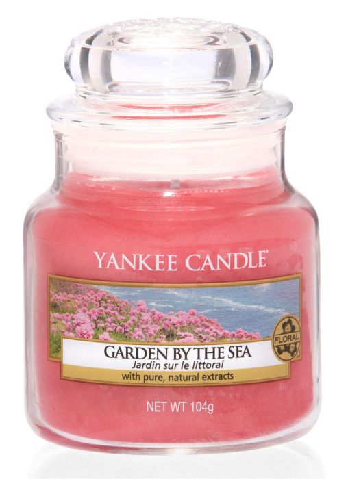 Ароматна свещ в малък буркан Yankee Candle Garden By The Sea