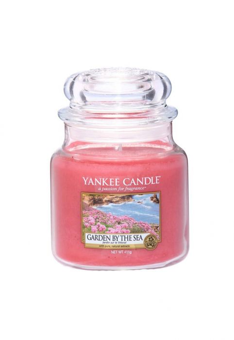 Ароматна свещ в среден буркан Yankee Candle Garden By The Sea