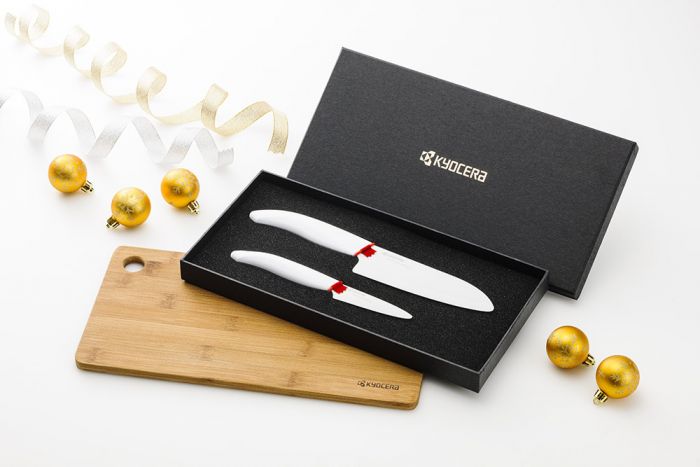 Комплект от 2 бр. керамични ножове и бамбукова дъска Kyocera в подаръчна кутия