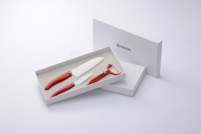 Комплект от 2 бр. керамични ножове и белачка Kyocera в подаръчна кутия