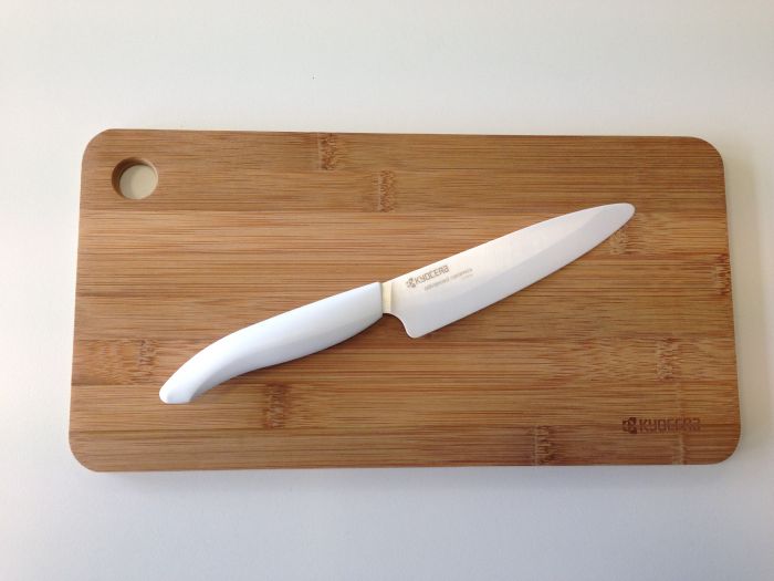 Комплект универсален керамичен нож 13 см и бамбукова дъска Kyocera