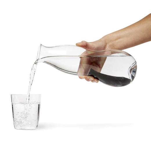 Гарафа за вода с активен въглен black+blum Eau Carafe 1,1 л