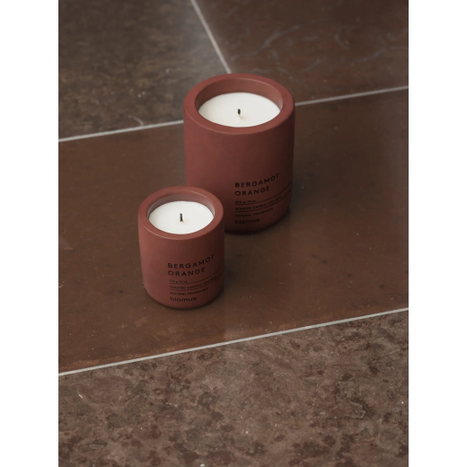 Ароматна свещ Blomus Fraga - размер L, цвят Cedar Wood, аромат Bergamot Orange