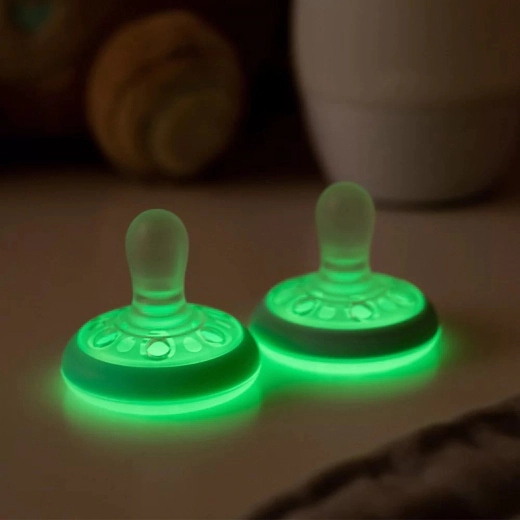 Ортодонтични залъгалки Tommee Tippee Breast-Like Night 0-6 м, 2 броя, с кутия за стерилизиране и съхранение