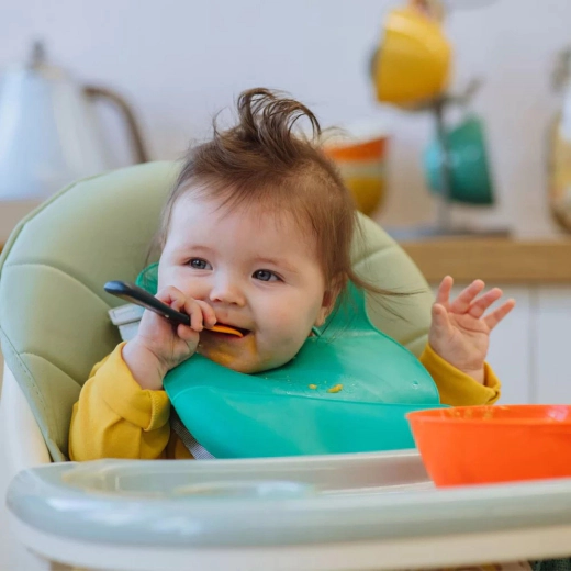 Комплект от 5 броя лъжици с антибактериално покритие Tommee Tippee BACSHIELD, 6 м+